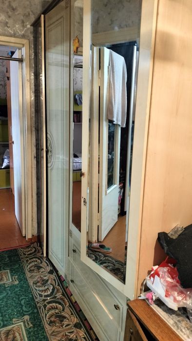Отдам даром шкаф срочно