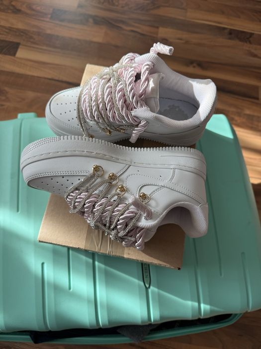Nike Air model fete