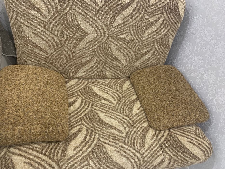 удобный диван и два кресла в комплекте