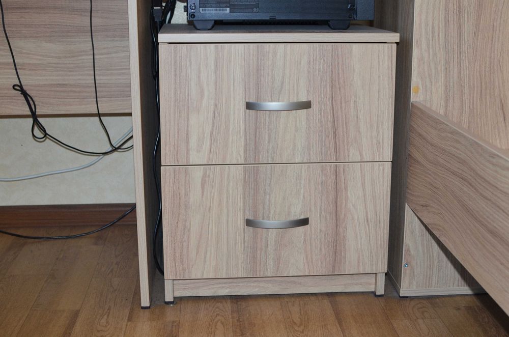 Кровать односпальная, стол письменный, тумбочка, полки для детской