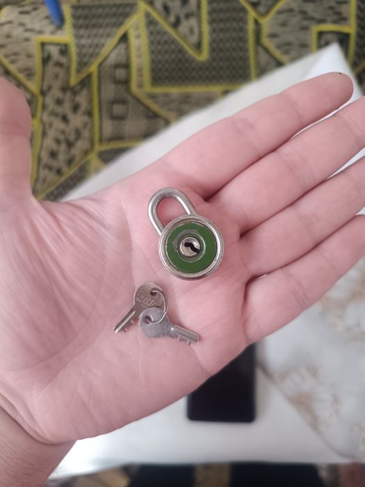 Маленький замок с ключами