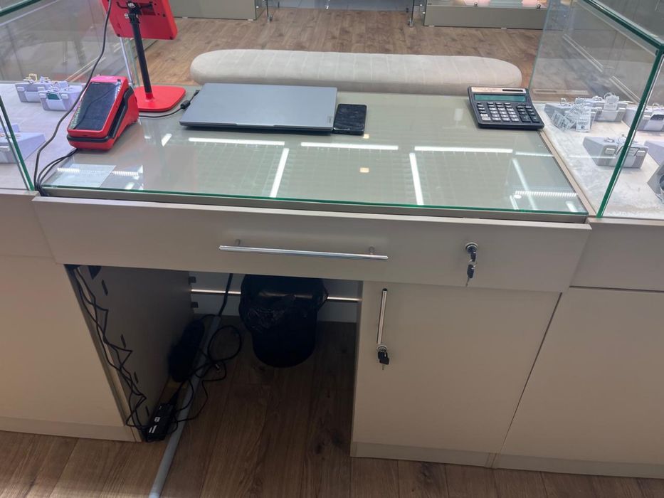 Витрины стеклянные