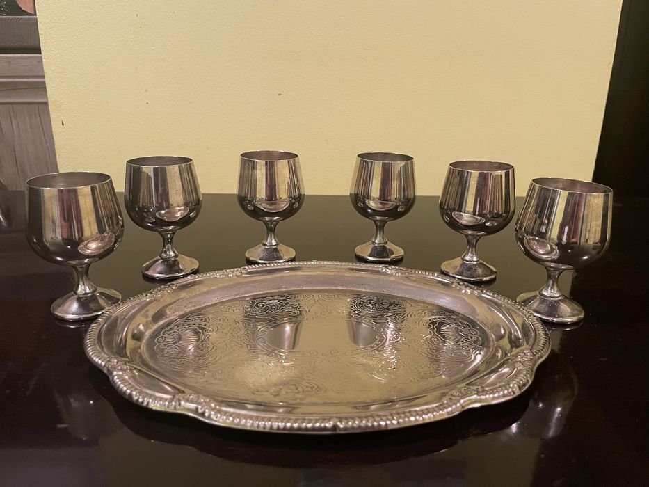 Старинни чаши и поднос