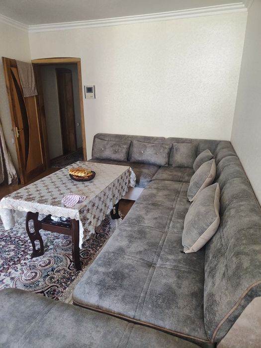 Yangi holatdagi divan va stol sotiladi