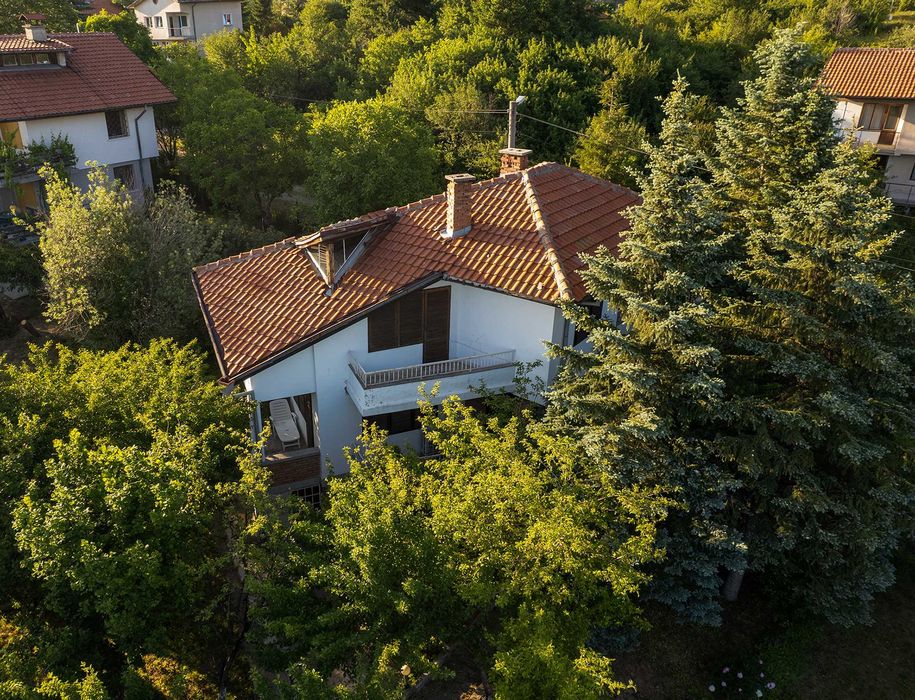 Продава се бутикова къща във вилната зона на с.Големо Бучино, Перник