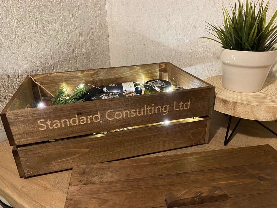 Дървена щайга за корпоративни коледни подаръци