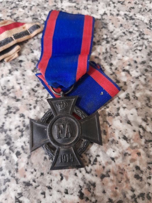 Vand doua decorati mitare . ca  istorie le aveti an imagine