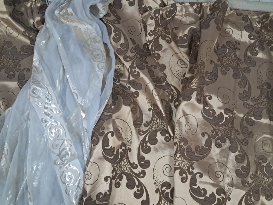 Продам два комплекта штор с тюлем.