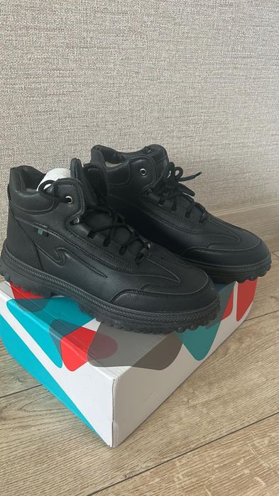 Продам новые зимние ботинки