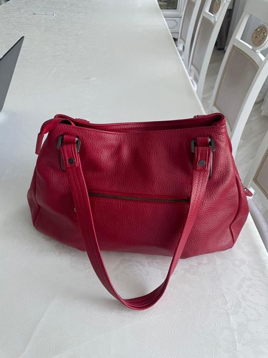 Красная кожаная сумка