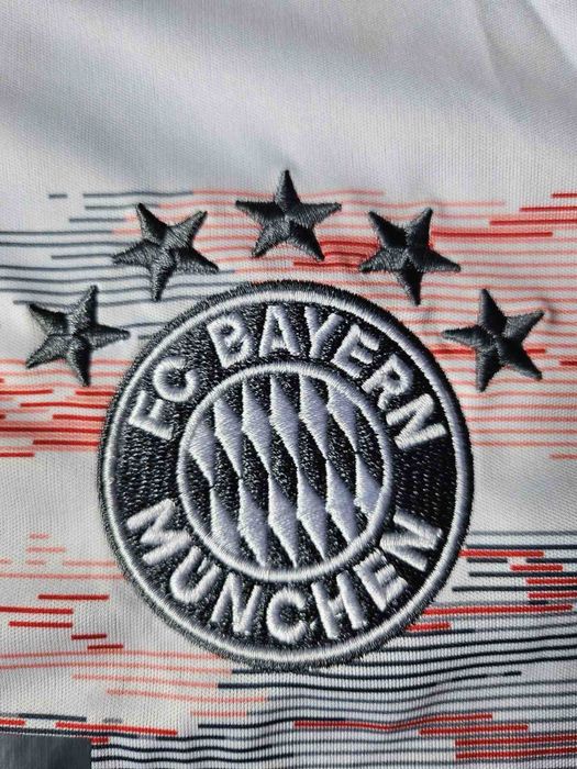 Футболен екип на БАЙЕРН МЮНХЕН 2025/26 гостуващ