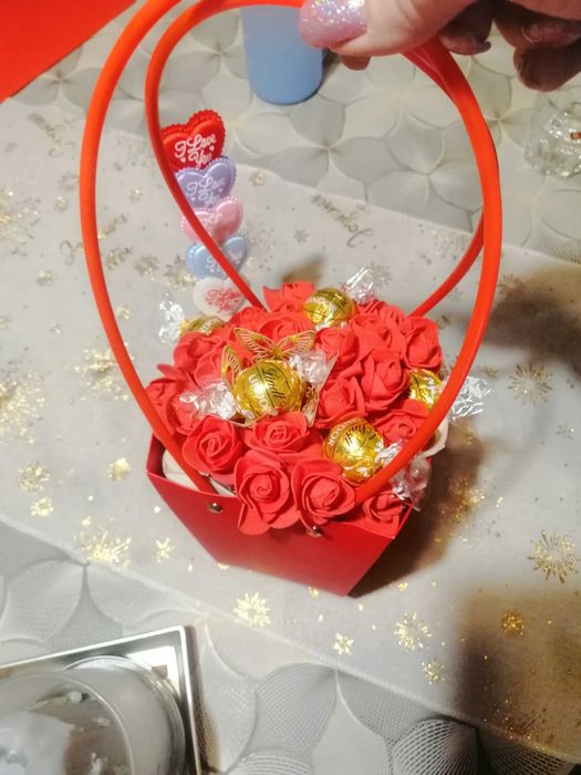 Кутия с цветя и вино