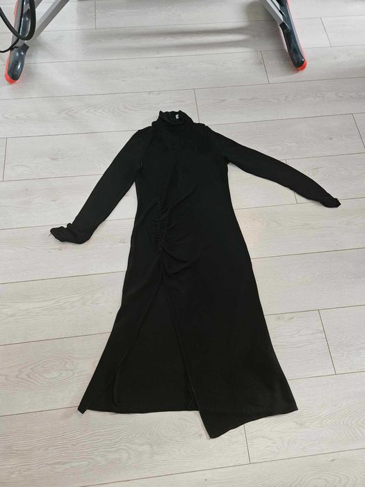 Rochie Zara sexy cu crapatura pe un picior