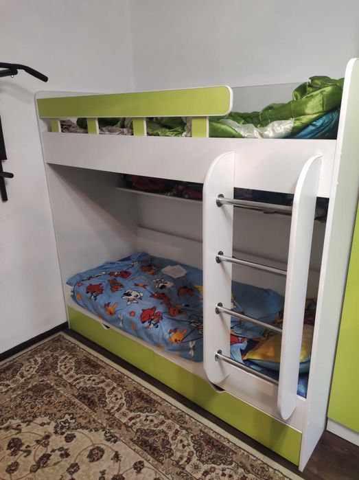 Двухъярусная кровать,шкаф,стол