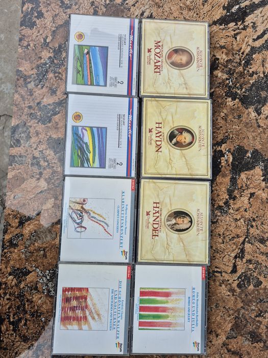 Vand Lot 16 CD cu muzică clasică mixta 

- Tot lotul de 24 CD cu muzic
