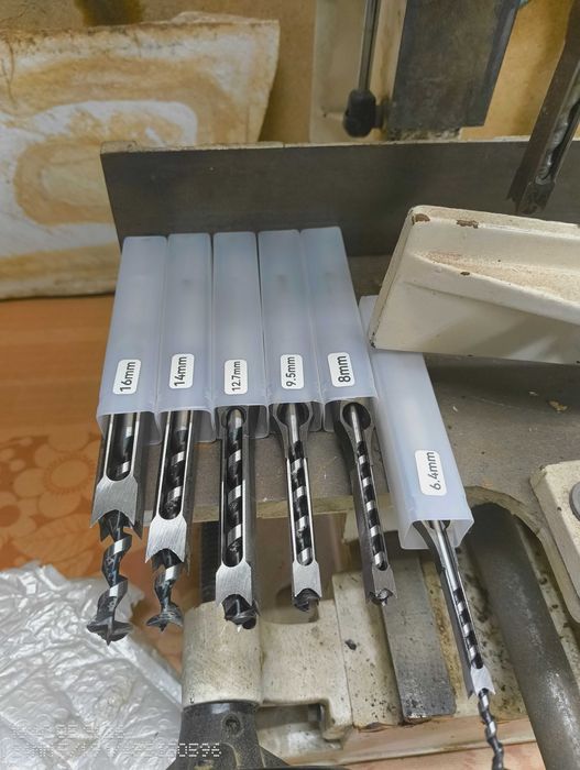Настолна пробивна машина за квадратни дупки за сглобки