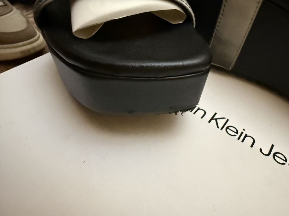 Продавам сандали на Calvin Klein с лек дефект