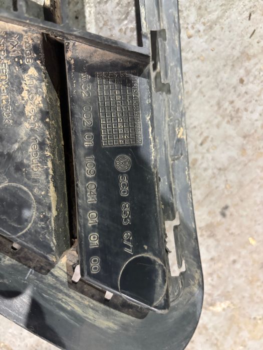 Средна решетка предна броня Голф 7