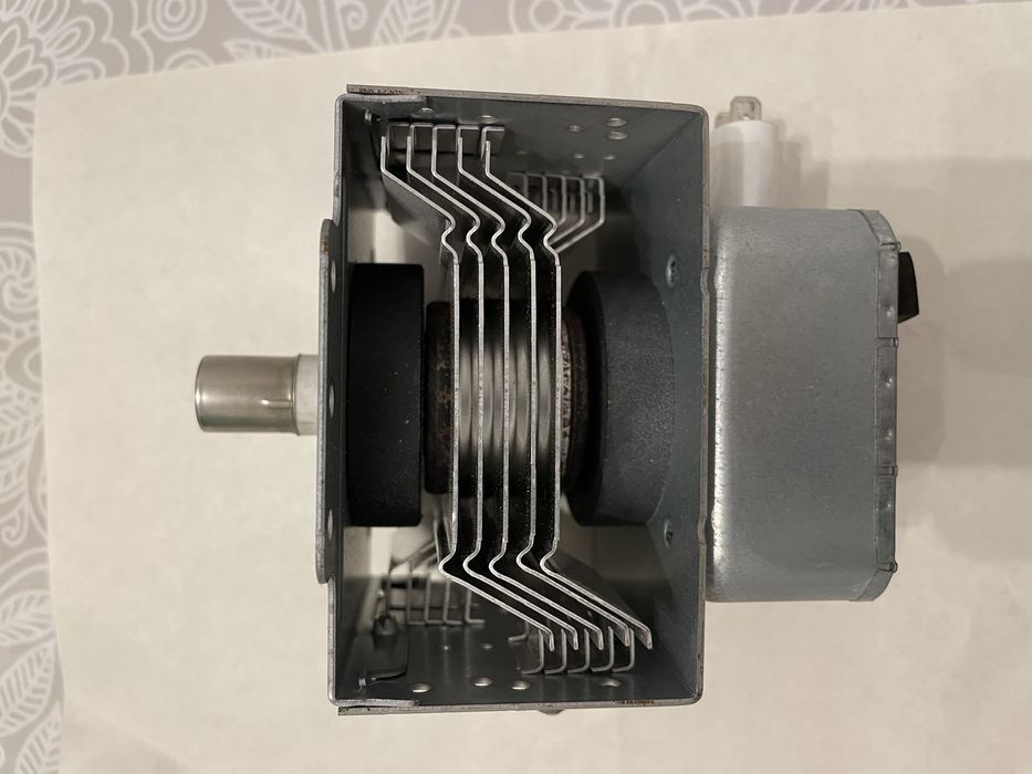 Magnetron cuptor cu microunde