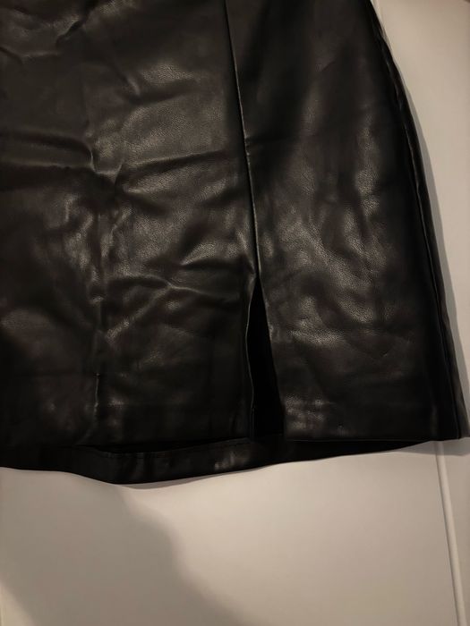 Дамска къса кожена пола с цепка Pull&Bear