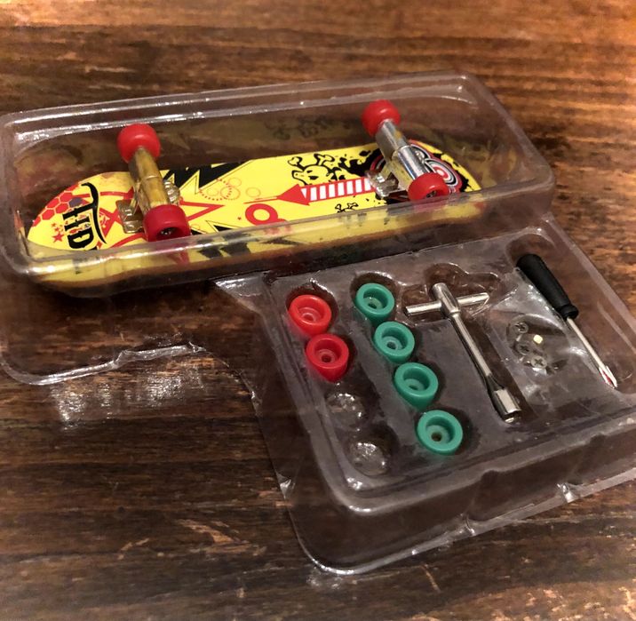 Mini скейтборд с чифт гуми за сменяне.