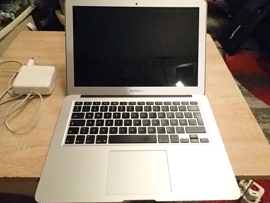 MacBook  Air versiunea mid 2015, in stare f. buna.