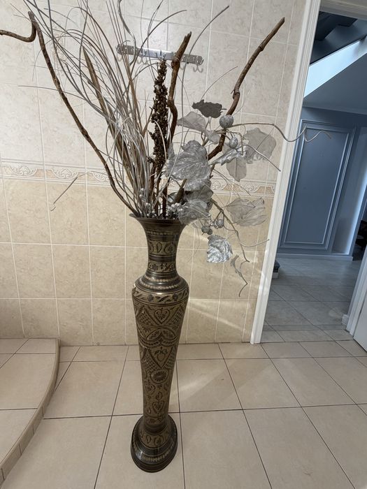 Ваза с искуственными цветами