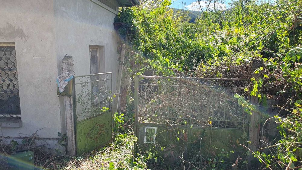 Продавам имот в с. Голец, област Ловеч