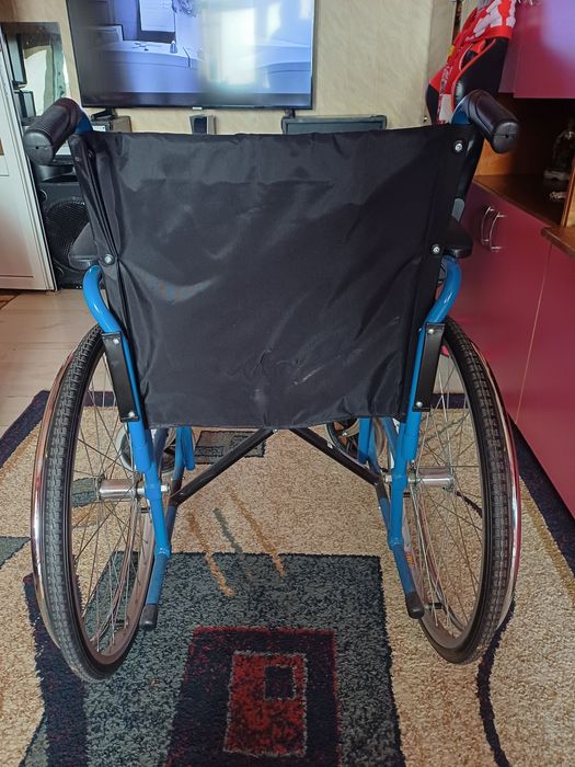 Scaun cu rotile și cadru metalic