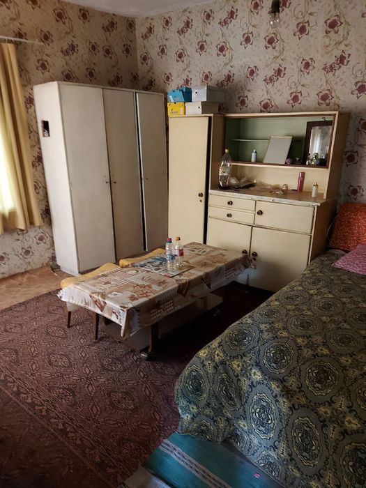 Двуетажна къща с 3500 кв. м. земя