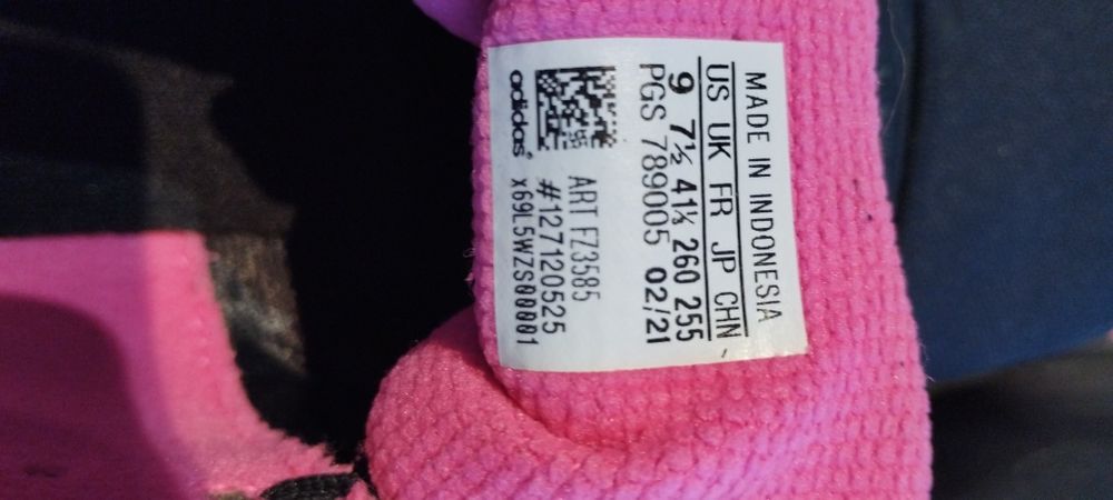 Маратонки adidas.