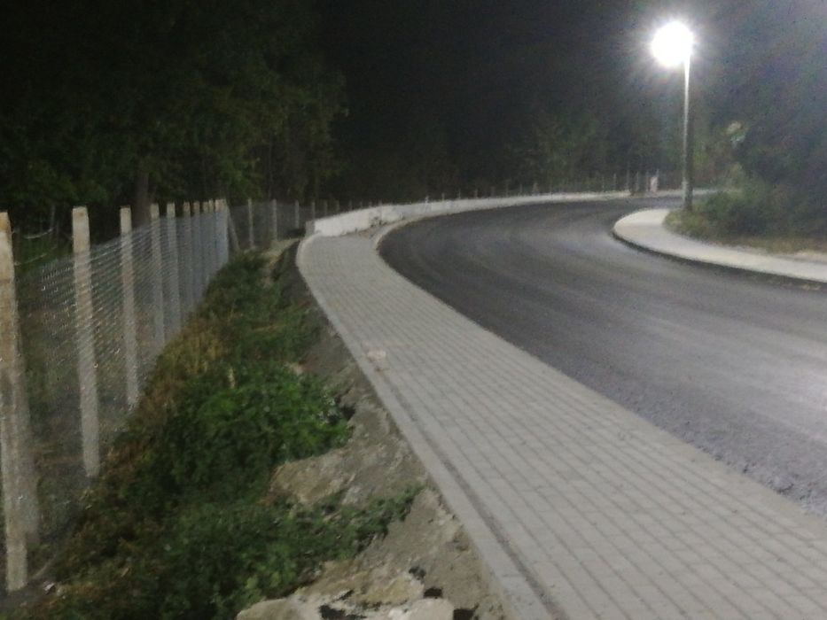 Изграждане на огради с циментови колове и поцинкована мрежа