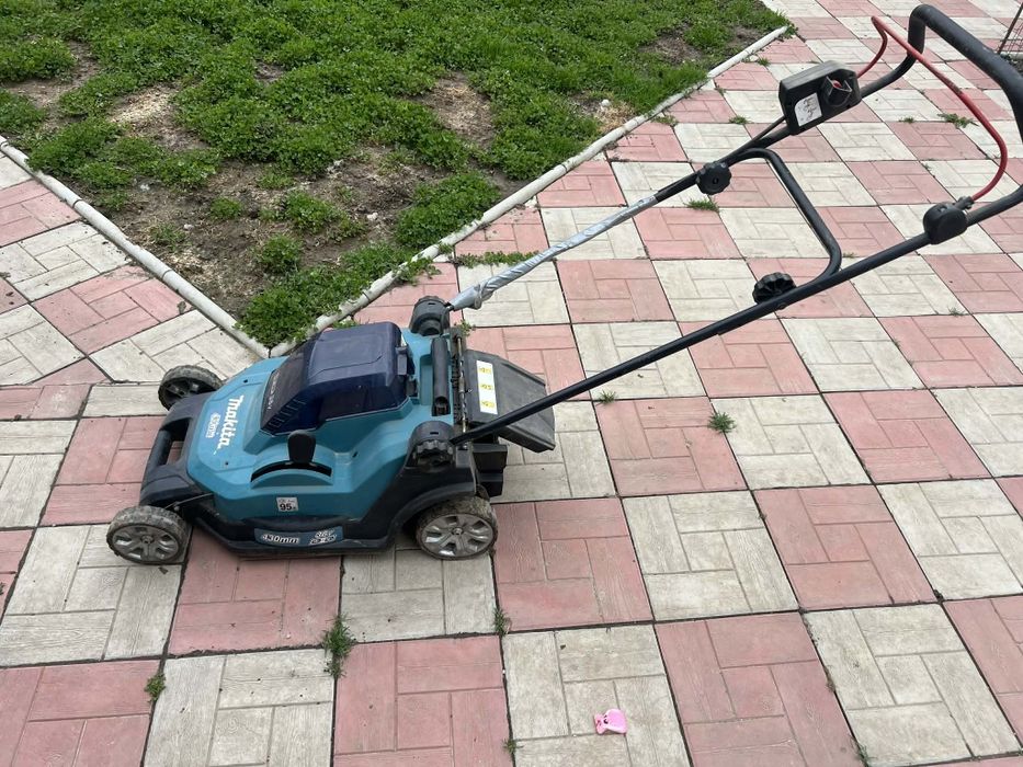 Mașina de tuns iarba Makita