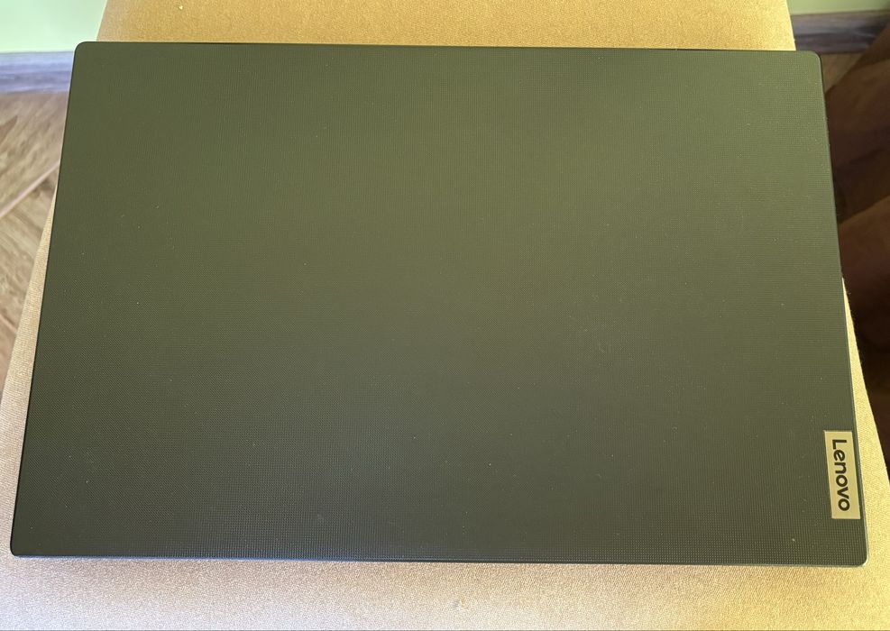 Лаптоп Lenovo V15