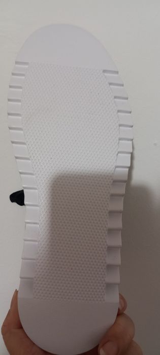 Продавам Прада маратонки