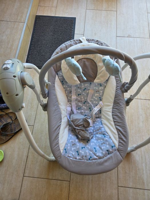 Leagăn pentru bebeluşi funcționează la priză și cu baterii.