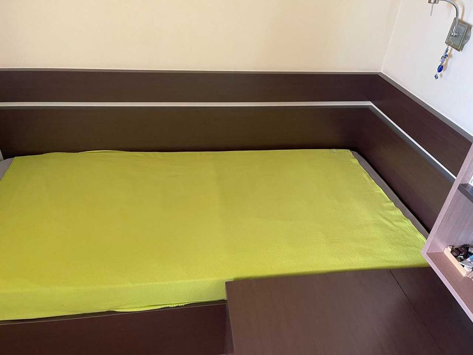 Детска стая с две легла с матраци, ракла и секция