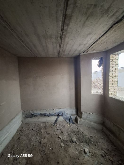 2 qavatli uy sotiladi.