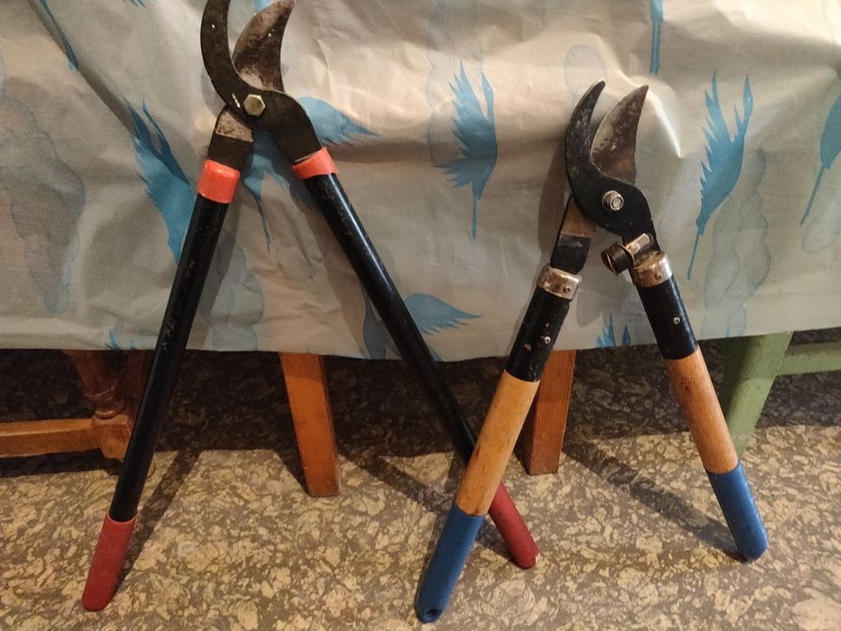 Sapă, lopată, furcă , baros, târnăcop,foarfece crengi  etc