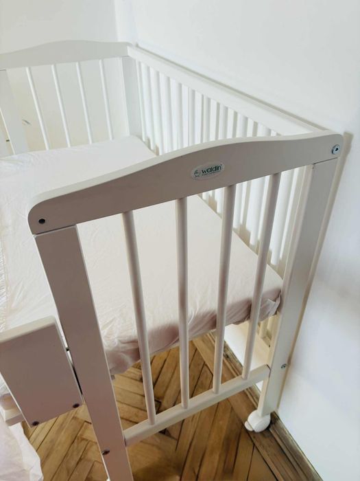 Vând pătuț bebeluși Waldin 2 în 1 co-sleeping 90x55 cm din lemn de fag