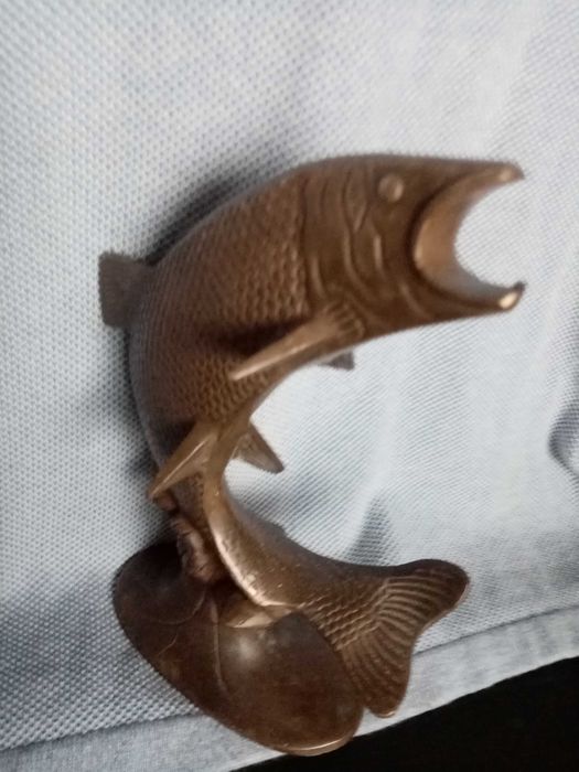 Piesă din bronz reprezentând un pește, perfect estetică,