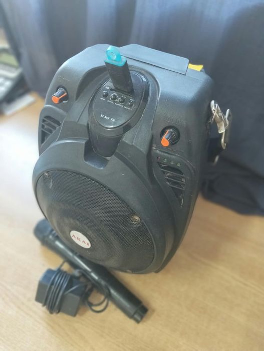 Boxa activa Akai + microfon și telecomanda