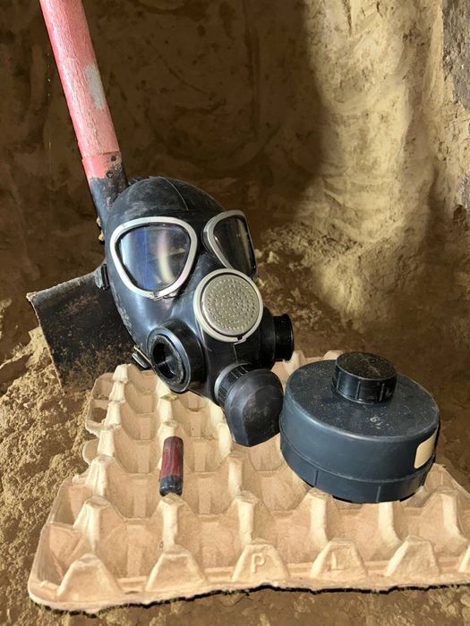 Противогазы и дозиметр