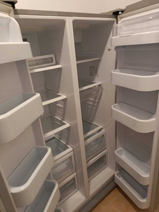 vand combina frigorifica in 2 usi