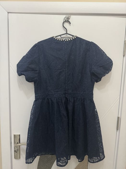 Дамска дантелена рокля с огърлица около деколтето