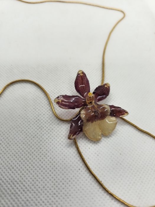 Колие с естествен цвят на мини орхидея.