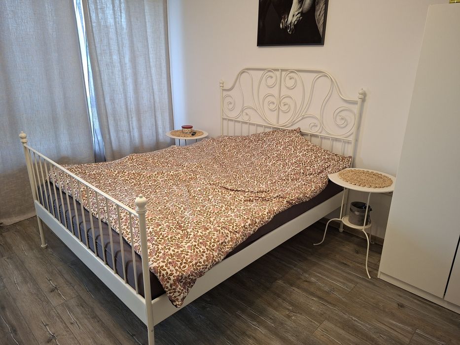 Vând pat IKEA LEIRVIK, dimensiune 160x200 cm, cu somiera , saltea  si doua masute