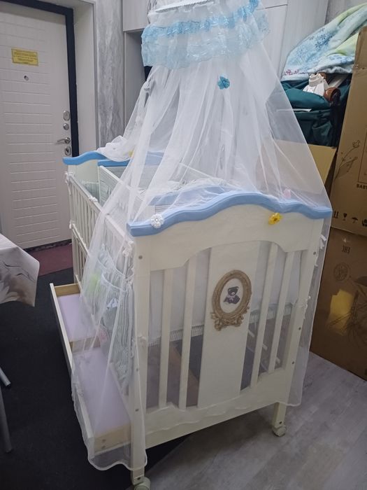 Продаётся фирменный кровать с люлки