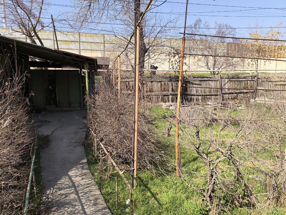 Продаю участок , под слом.