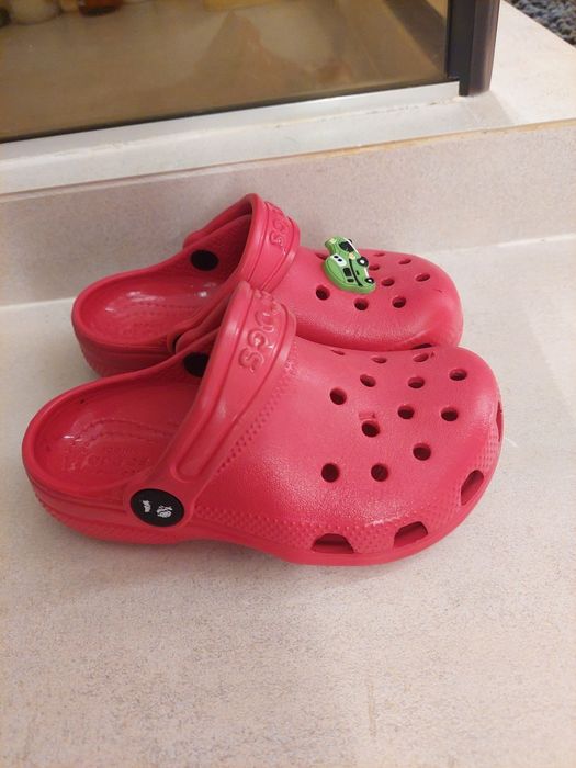 Vând o pereche de papuci Crocs C9